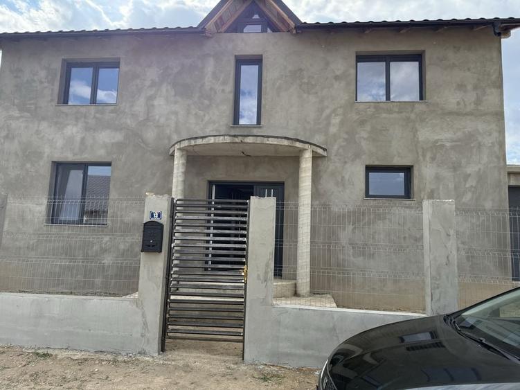 Casă cu 4 camere în Șendreni