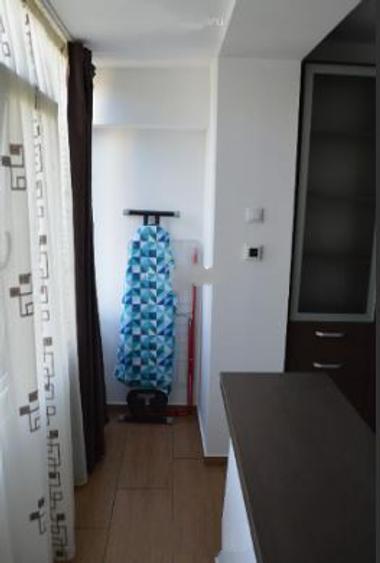 Apartament cu 3 camere semidecomandat, mobilat în Tineretului