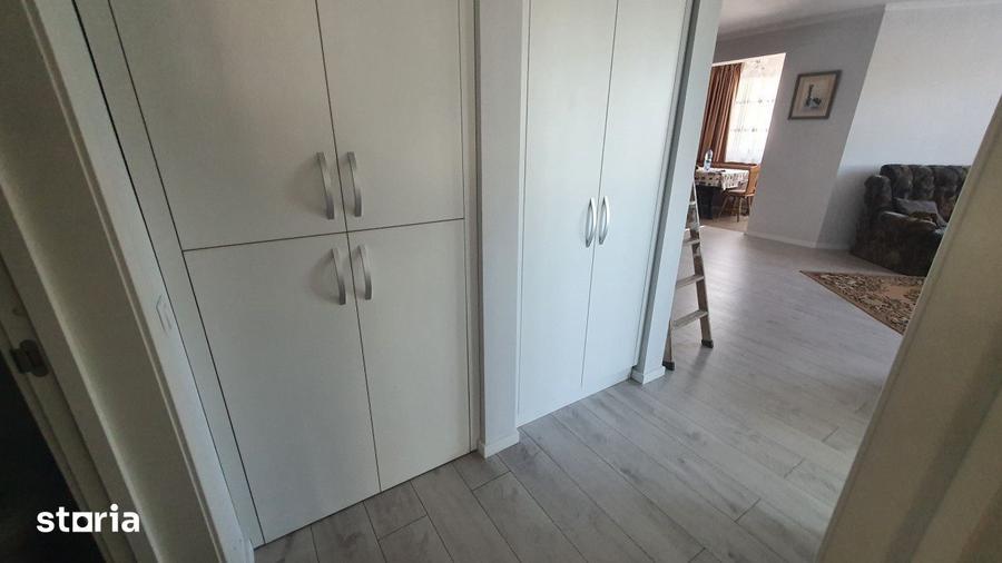 Apartament cu 3 camere semidecomandat, mobilat în Florești