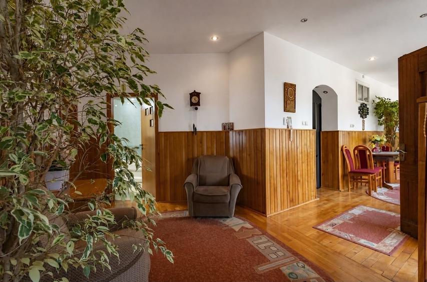 Casă individuală cu 5 camere cu Canalizare în Central