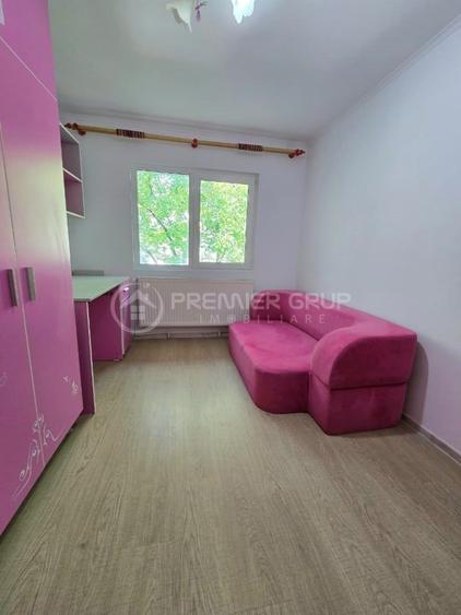 Apartament cu 4 camere decomandat în Nicolina