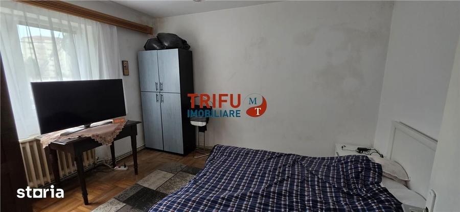 Apartament cu 3 camere semidecomandat în Cetate