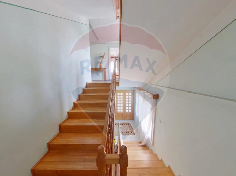 Casă cu 8 camere cu Teren 2694 Mp în Rona de Sus