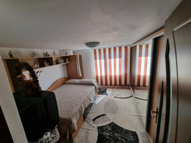 Casă cu 4 camere cu Teren 4448 Mp în Lăcusteni