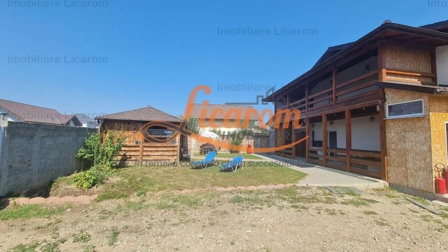 Casă individuală cu 8 camere decomandat cu Canalizare în Cristian