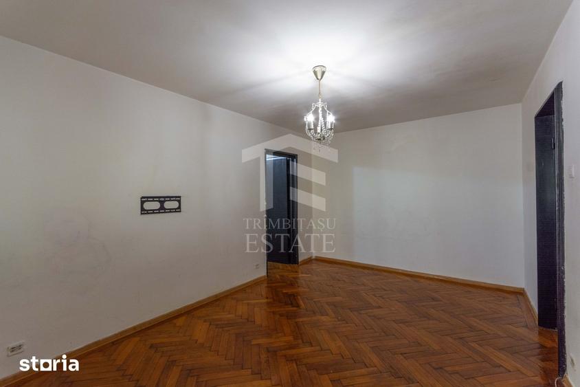 Apartament cu 3 camere semidecomandat în Moșilor