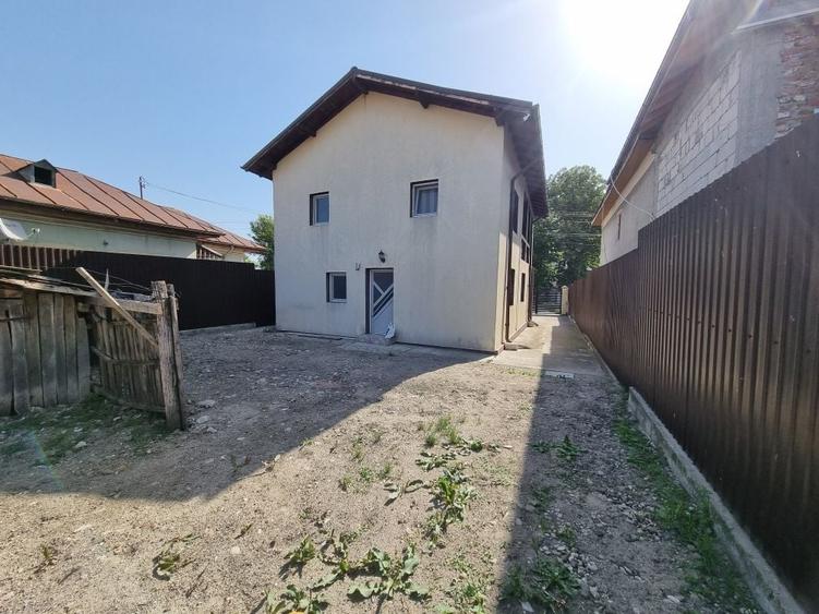 Casă cu 4 camere cu Teren 4448 Mp în Lăcusteni