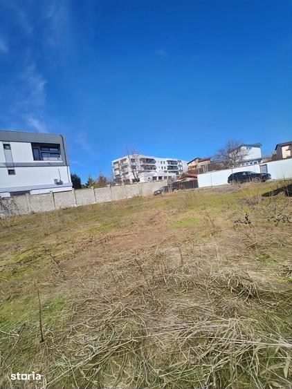 Teren de 925 mp, în Titan