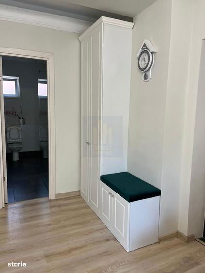 Apartament cu 3 camere semidecomandat, mobilat în Central