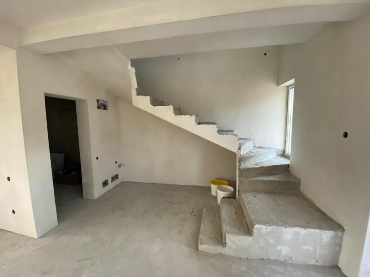 Casă individuală cu 4 camere cu Teren 400 Mp în Luna de Sus