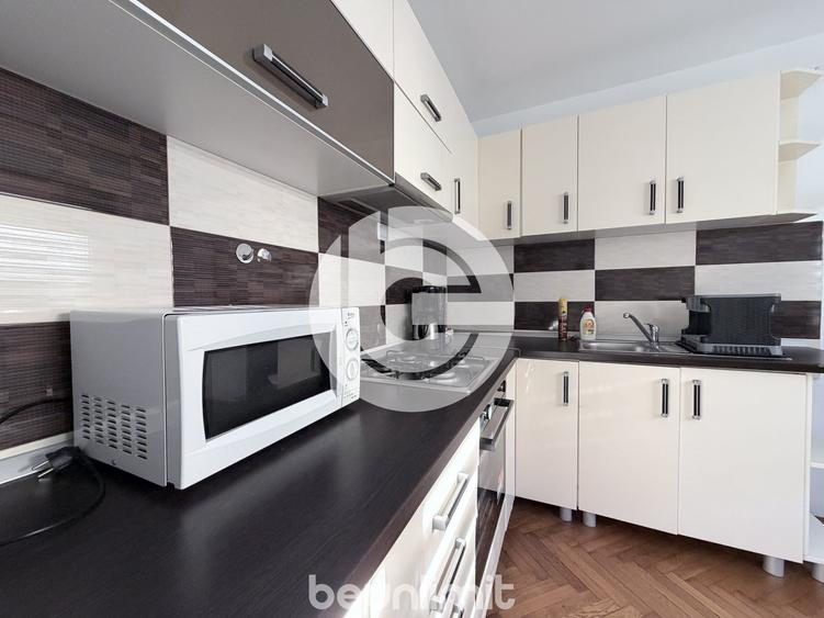 Apartament cu 3 camere semidecomandat, mobilat în Central