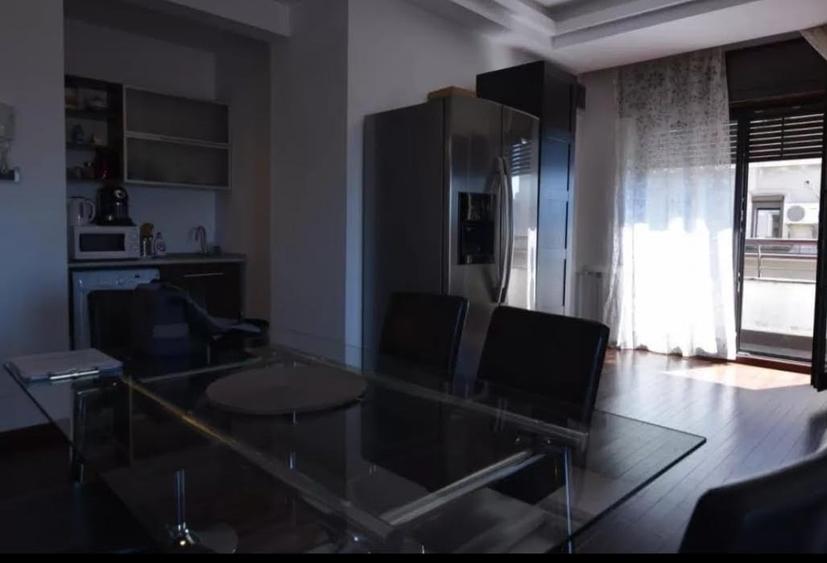 Apartament cu 3 camere semidecomandat în Dorobanți