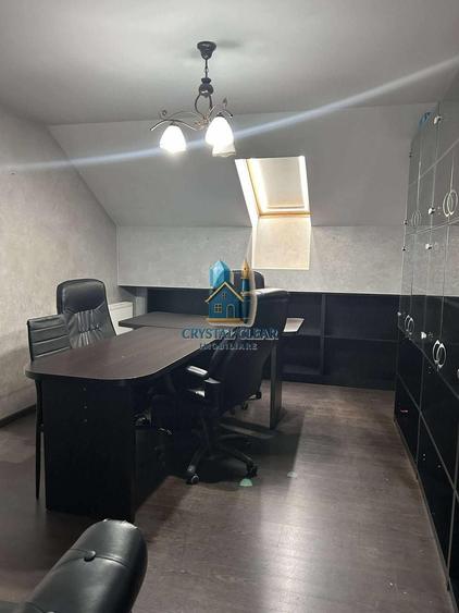 Casă individuală cu 13 camere cu Canalizare în Central