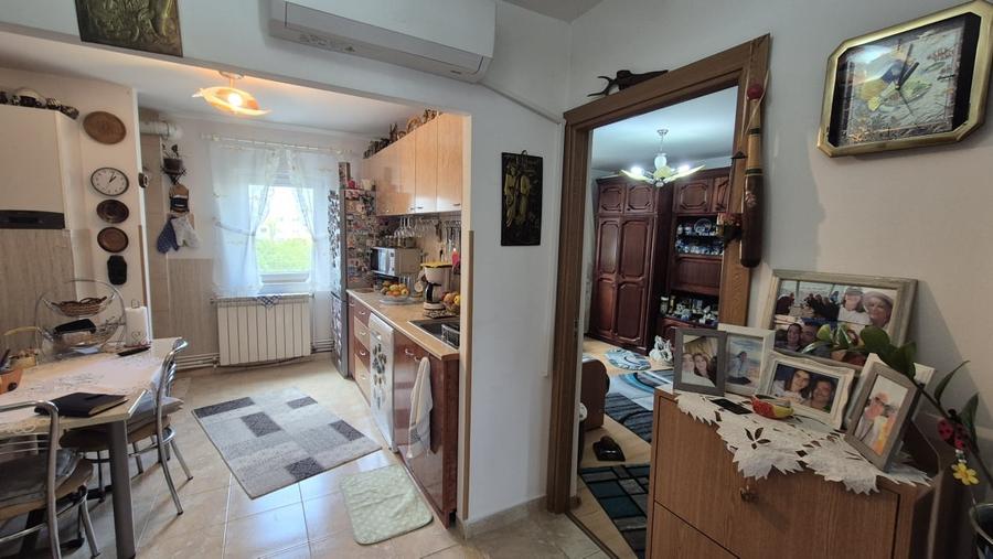Apartament cu 4 camere decomandat în CET