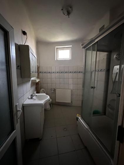Casă individuală cu 5 camere cu Canalizare în Central