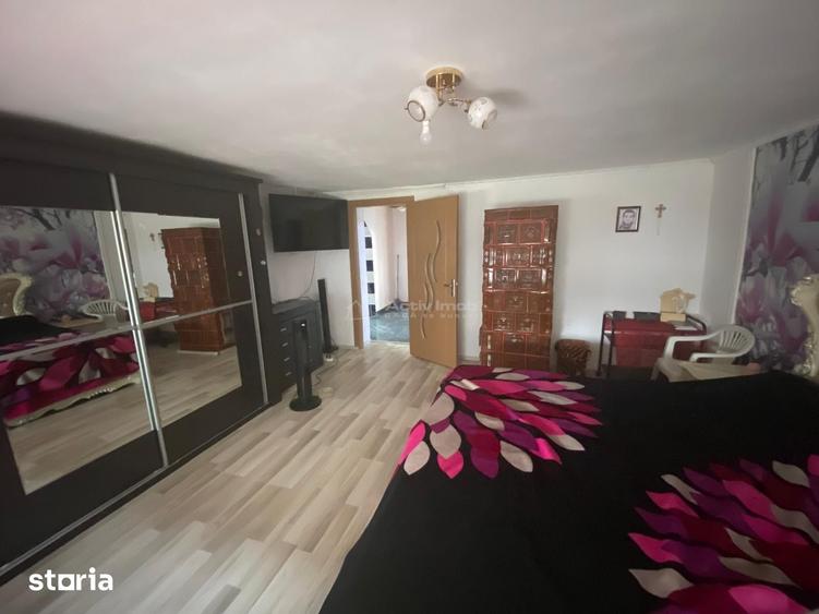Casă cu 9 camere cu Teren 2892 Mp în Obreja