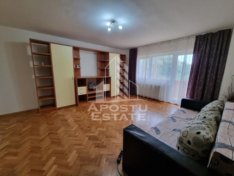 Apartament cu 3 camere decomandat, mobilat în Girocului