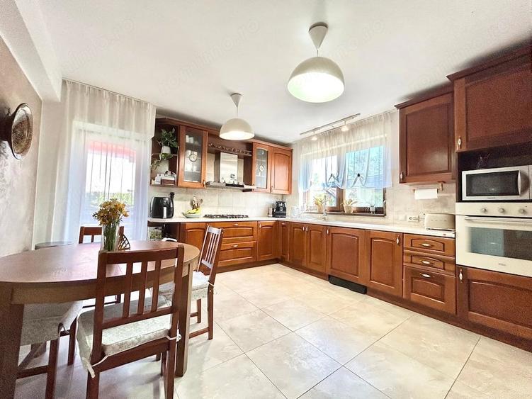 Casă cu 8 camere cu Teren 903 Mp în Odăile
