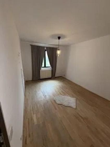 Apartament cu 4 camere semidecomandat în Crângași