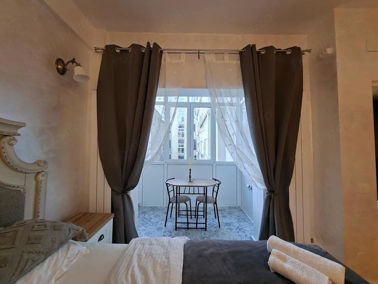 Apartament cu 5 camere semidecomandat în Romană