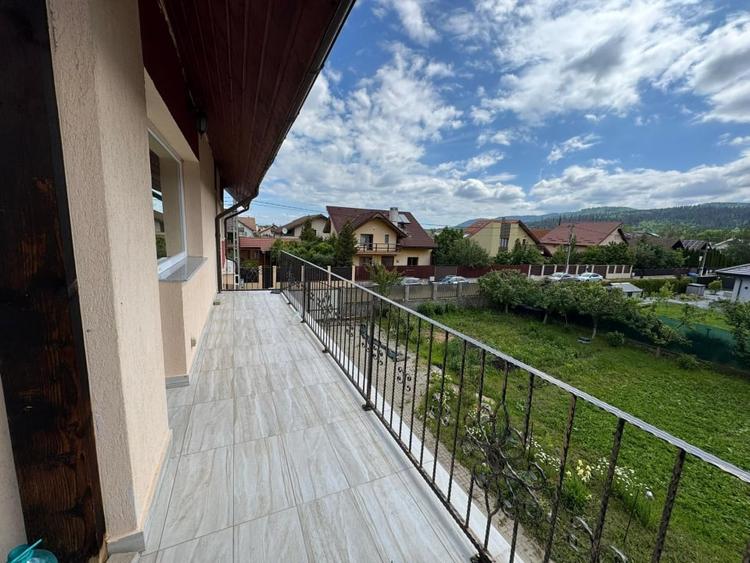 Casă individuală cu 5 camere cu Canalizare în Cristian