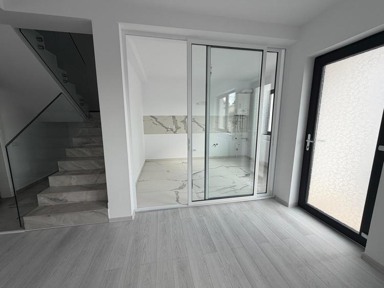 Duplex cu 7 camere cu Canalizare în Popești-Leordeni