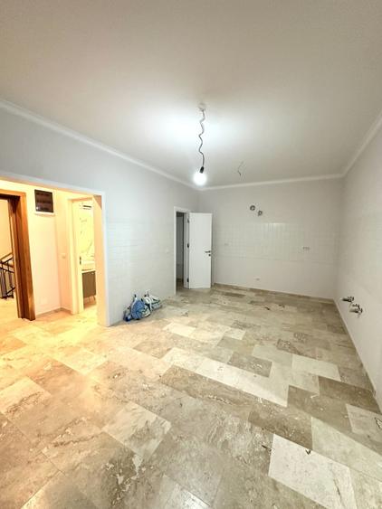 Apartament cu 3 camere semidecomandat în Barbu Văcărescu