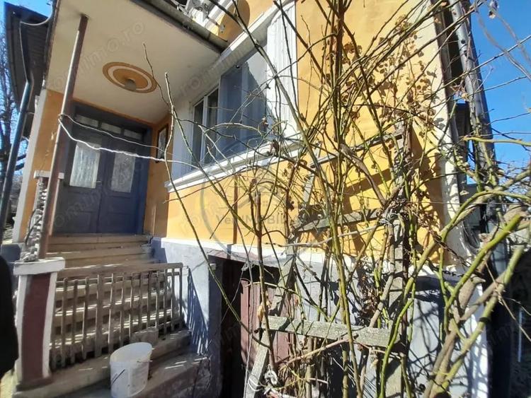 Casă cu 3 camere cu Teren 2400 Mp în Central