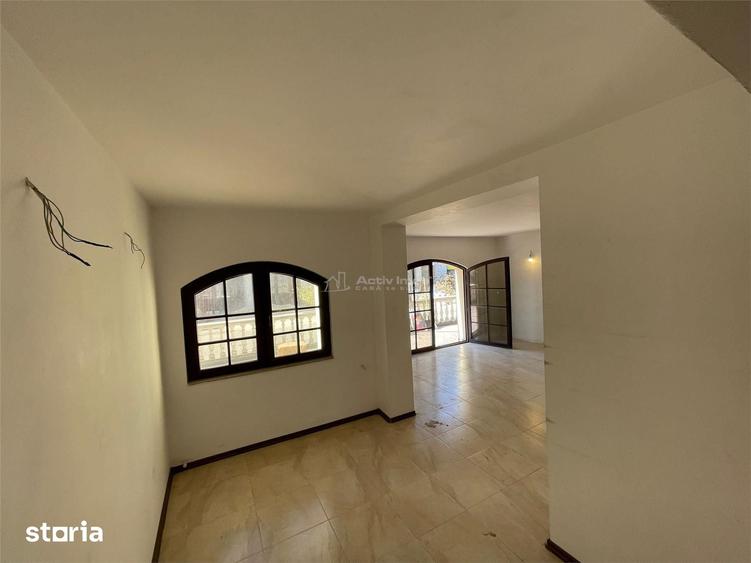 Casă cu 9 camere cu Teren 280 Mp în Corbeanca
