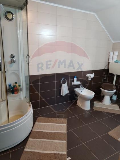 Casă individuală cu 6 camere cu Teren 3275 Mp în Periferie