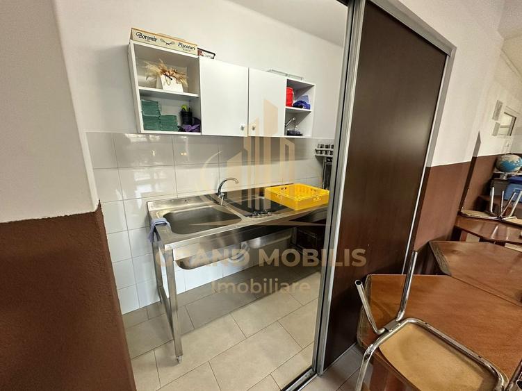 Casă individuală cu 12 camere cu Piscina în Complex Studențesc