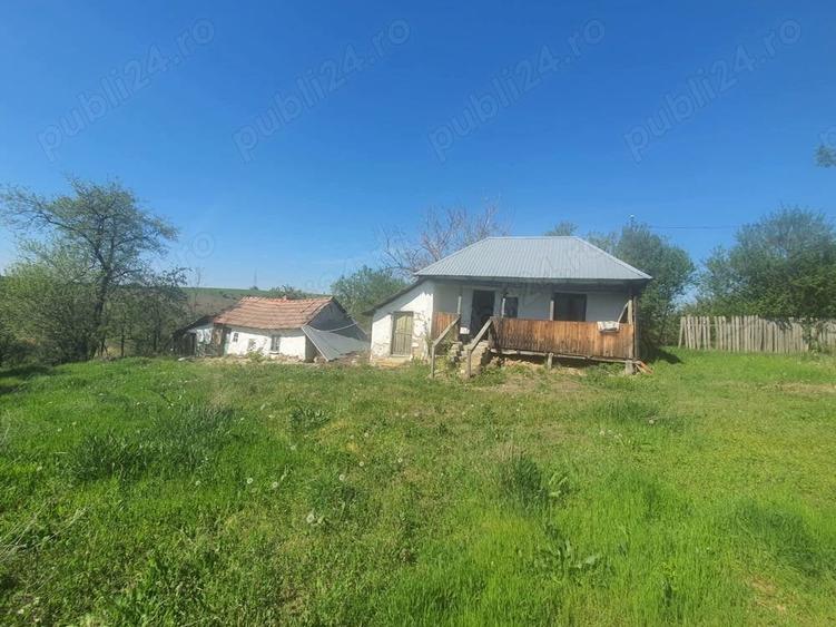 Casă cu 2 camere cu Teren 1402 Mp în Turia