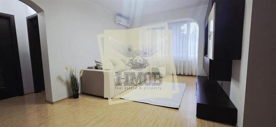 Apartament cu 3 camere semidecomandat, mobilat în Central