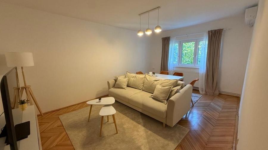 Apartament cu 3 camere decomandat în Baba-Dochia