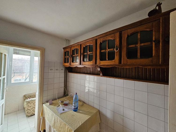Apartament cu 3 camere decomandat, mobilat în Lipovei