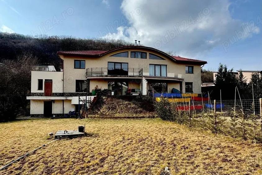 Duplex cu 7 camere cu Garaj în Florești