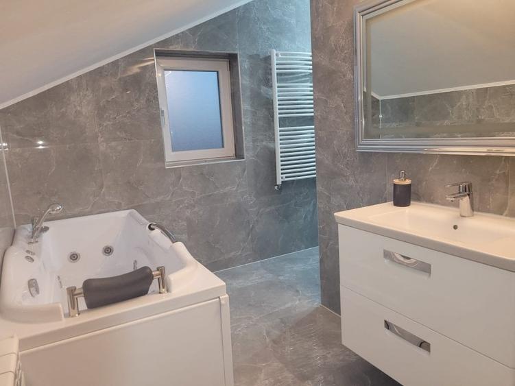 Casă individuală cu 5 camere cu Teren 3800 Mp în Vârfu Câmpului