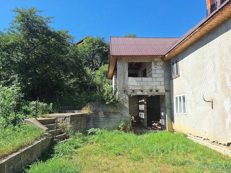 Casă cu 12 camere cu Teren 559 Mp în Tulnici