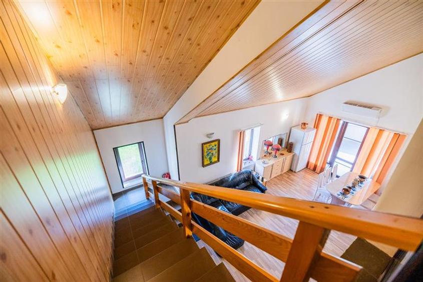 Casă cu 8 camere cu Garaj în Exterior Est
