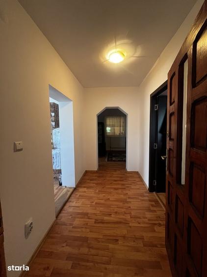 Casă cu 5 camere cu Teren 500 Mp în Priseaca