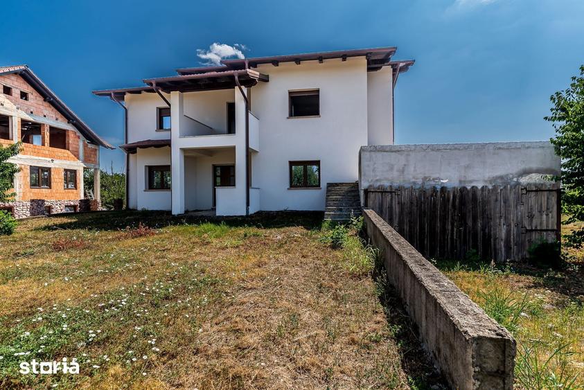 Casă cu 9 camere cu Teren 997 Mp în Zimandu Nou