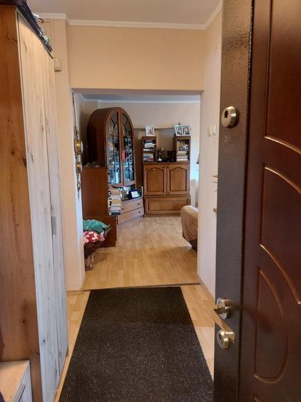 Apartament cu 3 camere decomandat în Bora
