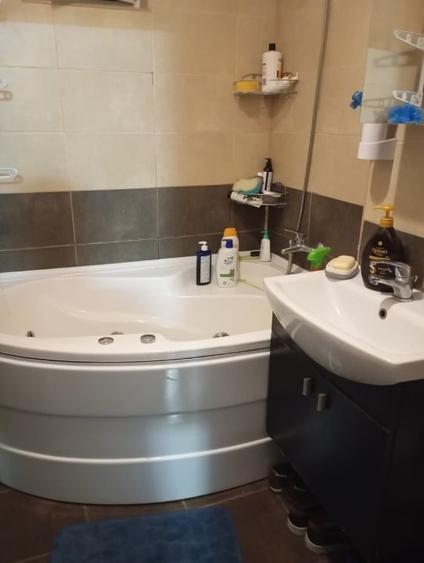 Apartament cu 3 camere semidecomandat, mobilat în Rovine