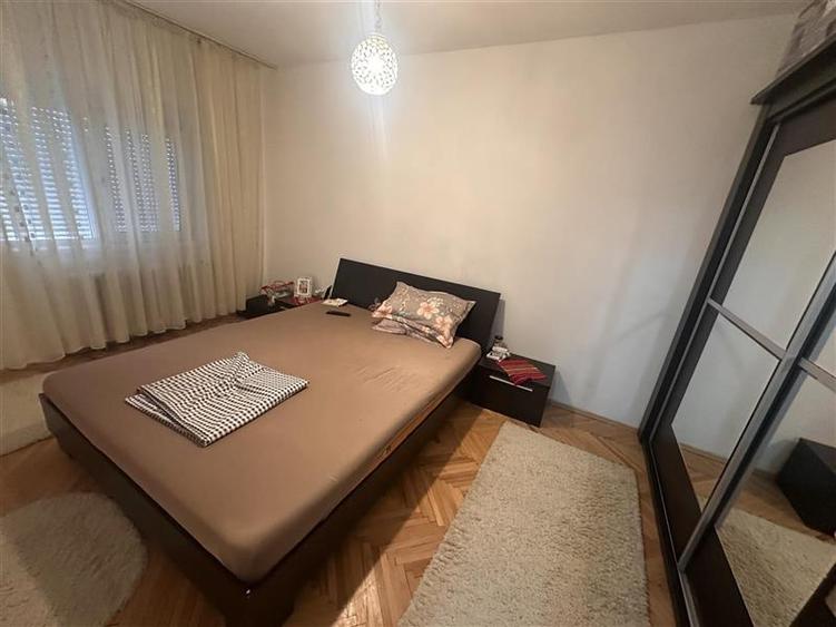 Apartament cu 3 camere semidecomandat în Lipovei