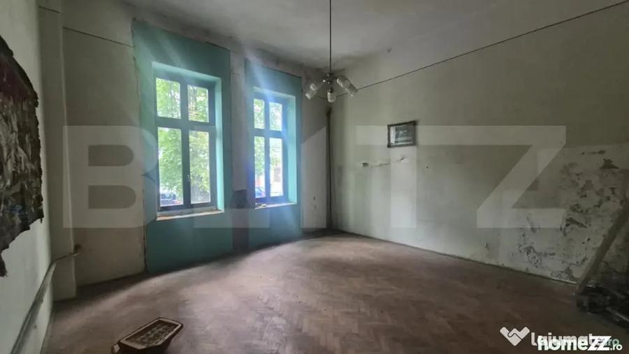 Apartament cu 4 camere semidecomandat în Central