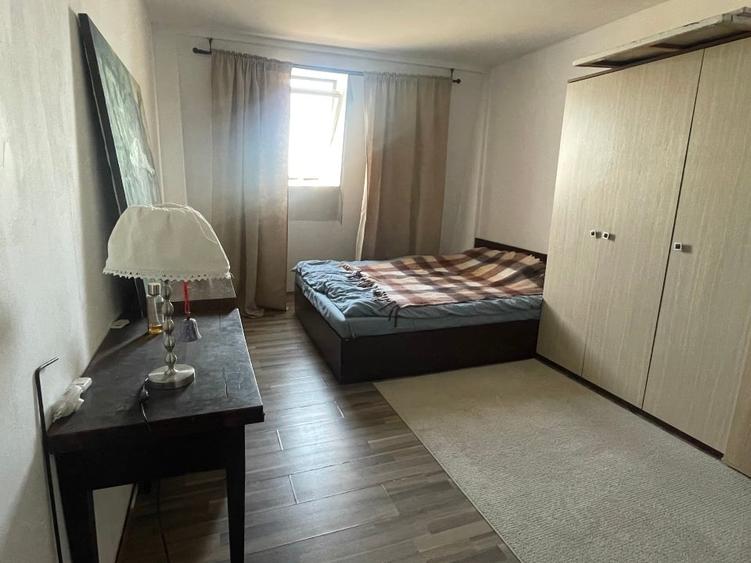Apartament cu 3 camere decomandat, mobilat în Titan