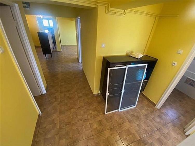 Apartament cu 4 camere decomandat în Central