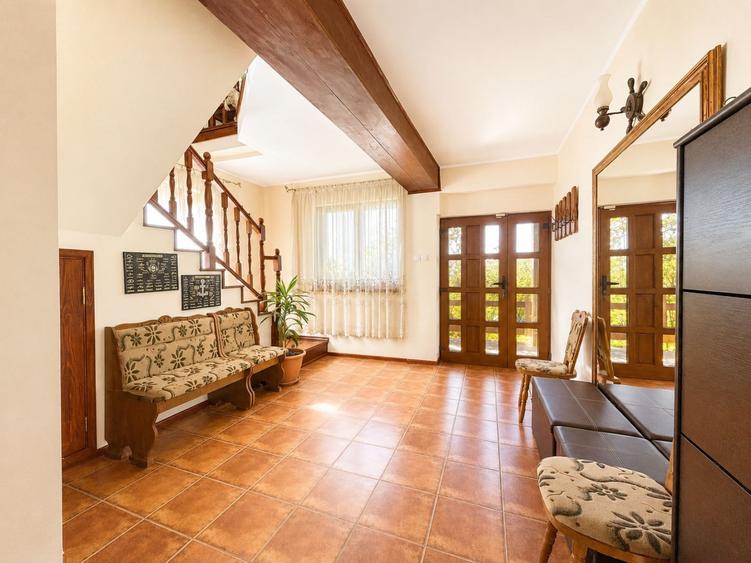Casă individuală cu 5 camere cu Teren 1500 Mp în Bucium