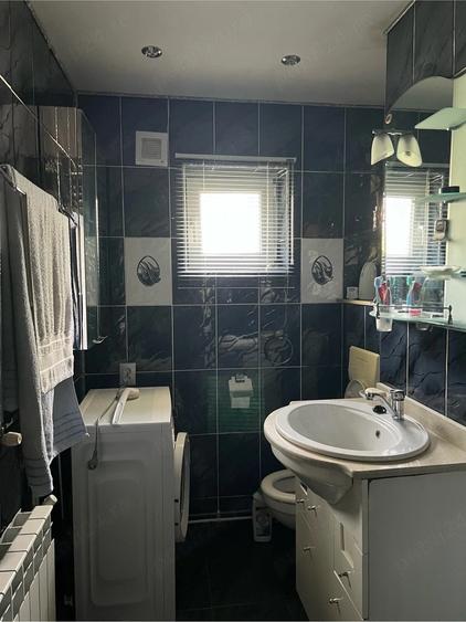 Vand apartament 2 camere si balcon de 15 metri patrati la parter in oras Moreni - 1