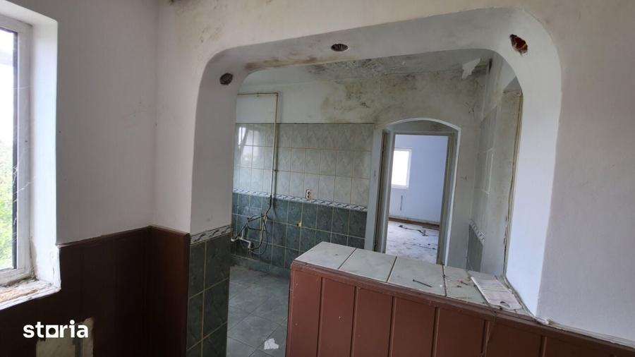 Apartament cu 4 camere semidecomandat în Corabia